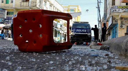 Somalische Polizisten stehen nach einer Explosion auf dem Bakara-Markt in Mogadischu.     