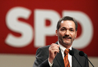 Matthias Platzeck im November 2005, er wird mit 99,4 Prozent der Stimmen SPD-Bundesvorsitzender. Foto: Bernd Thissen dpa/lsw