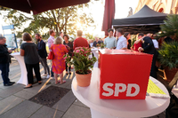 Gute Stimmung bei der SPD-Party in Potsdam - auch Oberbürgermeister Mike Schubert und Wissenschaftsministerin Manja Schüle jubeln. Foto: Ottmar Winter 