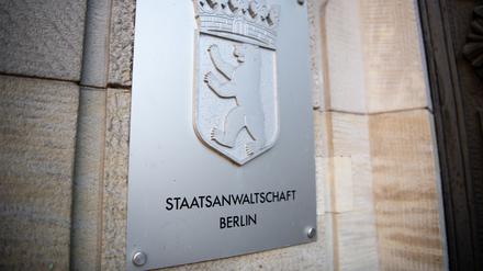 ARCHIV - 08.10.2018, Berlin: Das Schild mit der Aufschrift «Staatsanwaltschaft Berlin» am Eingang des Gerichts in Moabit. (zu dpa: «756 Intensivtäter und junge Wiederholungstäter in Berlin registriert») Foto: Fabian Sommer/dpa +++ dpa-Bildfunk +++