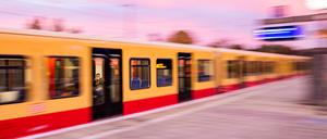 Eine S-Bahn fährt am Morgen am Bahnhof Berlin-Grünau ab. In Berlin startet ab Oktober 2022 das neue 29-Euro-Ticket für den öffentlichen Personennahverkehr (ÖPNV). Voraussetzung ist ein Jahres-Abo oder, dass ein neues Abo abgeschlossen wird. Nach drei Monaten besteht ein außerordentliches Kündigungsrecht. Das 29-Euro-Monatsticket gilt in Berlin für die Tarifzonen A und B. Grünau ist der letzte Bahnhof vor der Tarifzone C, wo die herkömmlichen Tarife gelten. (Bewegungsunschärfe durch lange Belichtungszeit) +++ dpa-Bildfunk +++