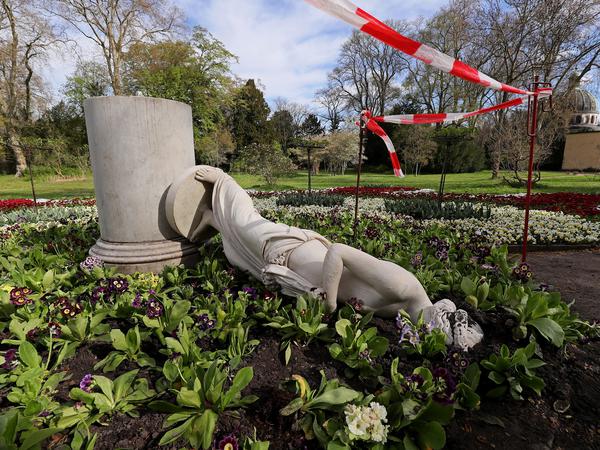 Unbekannte haben die Flora-Statue am Sonntag stark beschädigt.