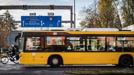Bus mit lustig: Nicht allen Ersatzverkehr kann die BVG mit eigenen Ressourcen leisten.