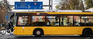 Bus mit lustig: Nicht allen Ersatzverkehr kann die BVG mit eigenen Ressourcen leisten.