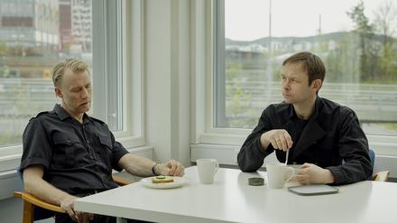 Thorbjørn Harr und Jan Gunnar Røise spielen befreundete Kollegen.