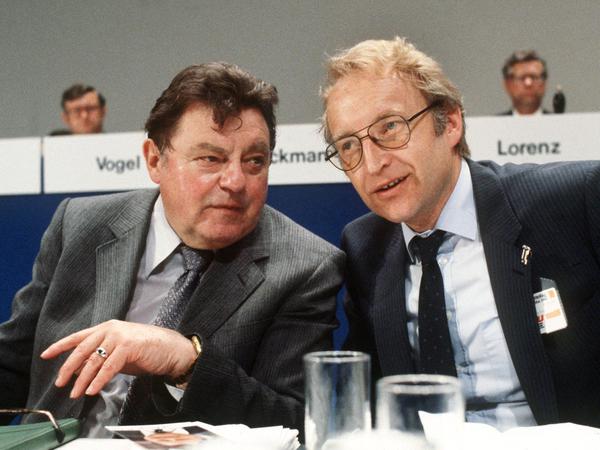 Edmund Stoiber (rechts), hier 1980 neben Franz Josef Strauß, wurde 1993 Ministerpräsident. Als Unions-Kanzlerkandidat verlor er 2002 nur knapp gegen den Sozialdemokraten Gerhard Schröder.