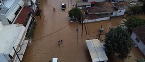 Blick in die überfluteten Straßen von Larissa in Griechenland.