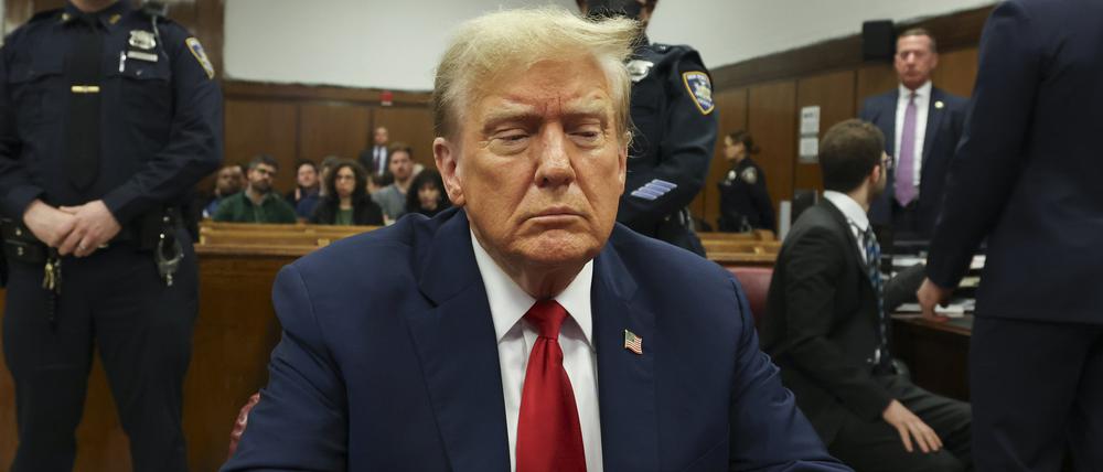  Der ehemalige Präsident Donald Trump sitzt im Gericht in Manhattan. Der Strafprozess gegen Trump in Zusammenhang mit Schweigegeldzahlungen an einen Pornostar wurde fortgesetzt. 