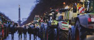 Am Sonntag versammelten sich bereits gegen 19 Uhr Landwirte mit ihren Traktoren Berlin.