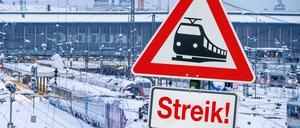 Schneechaos und Streik der Lokführer: Der Münchner Hauptbahnhof ist weitgehend lahmgelegt. 