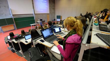 Studienanfänger der Uni Potsdam sitzen während ihrer ersten Juravorlesung in einem Hörsaal der Juristischen Fakultät.