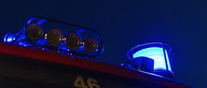 ARCHIV - 03.05.2021, Baden-Württemberg, Staufen im Breisgau: Ein Blaulicht ist auf einem Feuerwehr-Einsatzfahrzeug montiert. (zu dpa: «Drei Menschen nach Brand von Elektroheizofen im Krankenhaus») Foto: Philipp von Ditfurth/dpa +++ dpa-Bildfunk +++