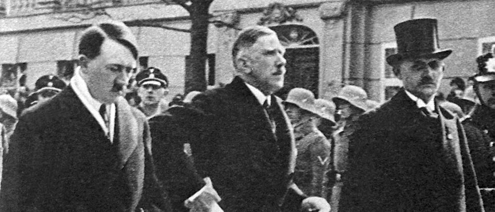 Reichskanzler Adolf Hitler (l.) und Franz von Papen (M.) auf dem Weg zur Eröffnungssitzung des Parlaments in der Garnisonkirche am 21. März 1933.