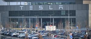 Der Eingang zum Tesla-Werk