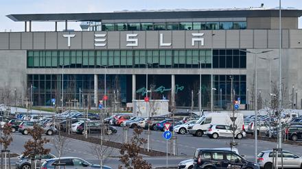 Nur wenige Autos von Mitarbeitern der Tesla-Gigafactory Berlin-Brandenburg stehen vor dem Werk. In der Tesla-Autofabrik in Grünheide steht die Produktion wegen eines Stromausfalls nach einem Brandanschlag auf einen Hochspannungsmast still. 