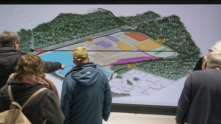 Bürger informieren sich über die geplante Erweiterung der Tesla Fabrik in Grünheide 