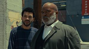 Roger (David Alan Grier, rechts) führt Aren (Justice Smith) in einen Geheimbund ein, der „Black Lives Matter“ eigenwillig interpretiert.
