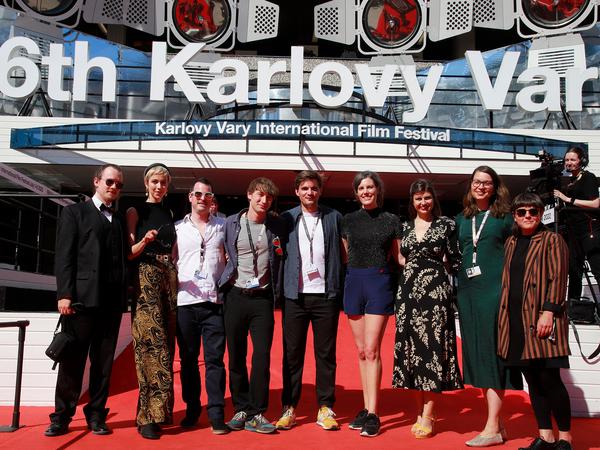 Das Team von „The Ordinaries“ bei der Europapremiere in Karlovy Vary.