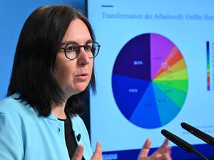 Erfurt: Marion Reiser, wissenschaftliche Leiterin des Thüringen-Monitors, stellt in einer Pressekonferenz die Ergebnisse für 2023 vor.