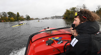 Tägliche Arbeit. Tom Morris begleitete seine Schützlinge auf dem Potsdamer Wasser.  Foto: Detlev Seyb/DRV