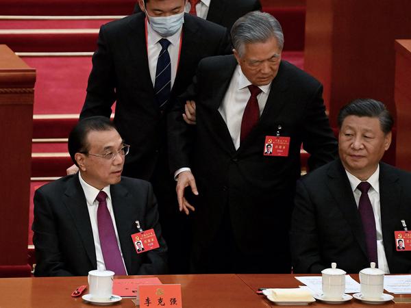 Machtdemonstration: Chinas frühere Staatschef Hu Jintao wird aus dem Saal geführt, Nachfolger Xi Jinping schaut stoisch nach vorn. 
