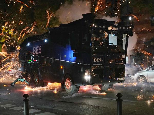 In Berlin Neukölln bewarfen pro-palästinensische Demonstranten Polizeifahrzeuge mit Feuerwerkskörpern.