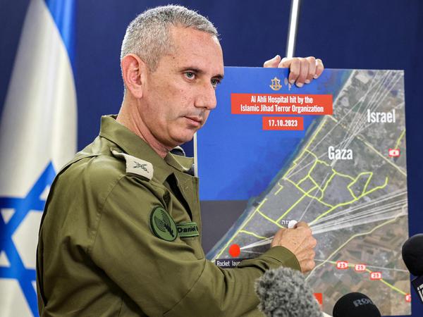 Der Sprecher der israelischen Armee, Admiral Daniel Hagari, stellt die Untersuchungsergebnisse vor.
