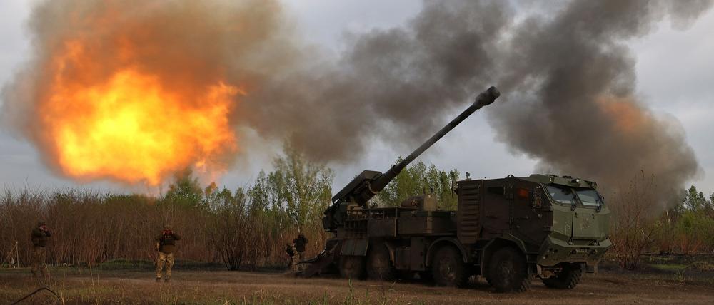 TOPSHOT - Gunners from 43rd Separate Mechanized Brigade of the Armed Forces of Ukraine fire at Russian position with a 155 mm self-propelled howitzer 2C22 "Bohdana", in the Kharkiv region, on April 21, 2024, amid the Russian invasion in Ukraine. (Photo by Anatolii STEPANOV / AFP)