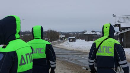 Polizisten stehen am Rand des Dorfes Yablonovo in der Nähe der Absturzstelle. 