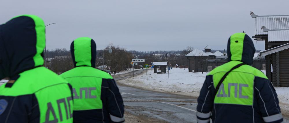Polizisten stehen am Rand des Dorfes Yablonovo in der Nähe der Absturzstelle. 