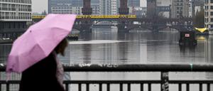 22.12.2022, Berlin: Die Oberbaumbrücke spiegelt sich bei trüben, regnerischem Wetter im Wasser der Spree. Derzeit sorgen Wolken bei milden Temperaturen für Regen oder Sprühregen. Auch am 24. Dezember muss mit vereinzelten Regenschauern und böig auffrischendem Wind gerechnet werden. Foto: Jens Kalaene/dpa +++ dpa-Bildfunk +++