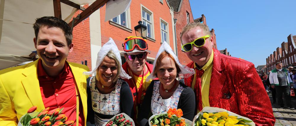 Bei frühsommerlichen Temperaturen und Sonne startete das Tulpenfest im Holländischen Viertel am Samstag.
