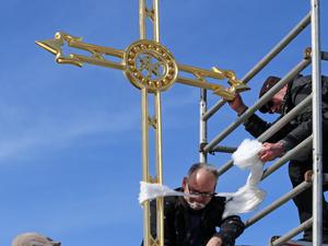 Das Turmkreuz kehrt auf den Campanile der Potsdamer Friedenskirche zurück.