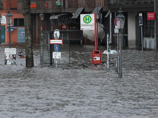 Überspülte Große Elbstraße während des Sturmtiefs Zoltan am Freitagmittag.