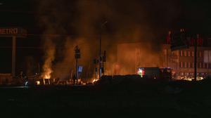 Rettungskräfte löschen das Feuer am Ort eines russischen Drohnenangriffs in Charkiw.