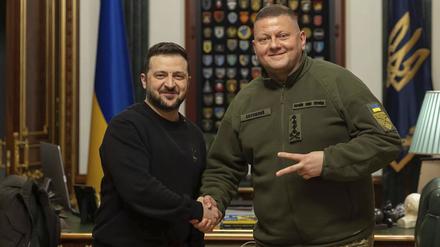 Auf diesem vom Pressebüro des ukrainischen Präsidenten zur Verfügung gestellten Foto schütteln sich Wolodymyr Selenskyj (l), Präsident der Ukraine, und Walerij Saluschnyj, Oberbefehlshaber der ukrainischen Streitkräfte, während ihres Treffens die Hände. 