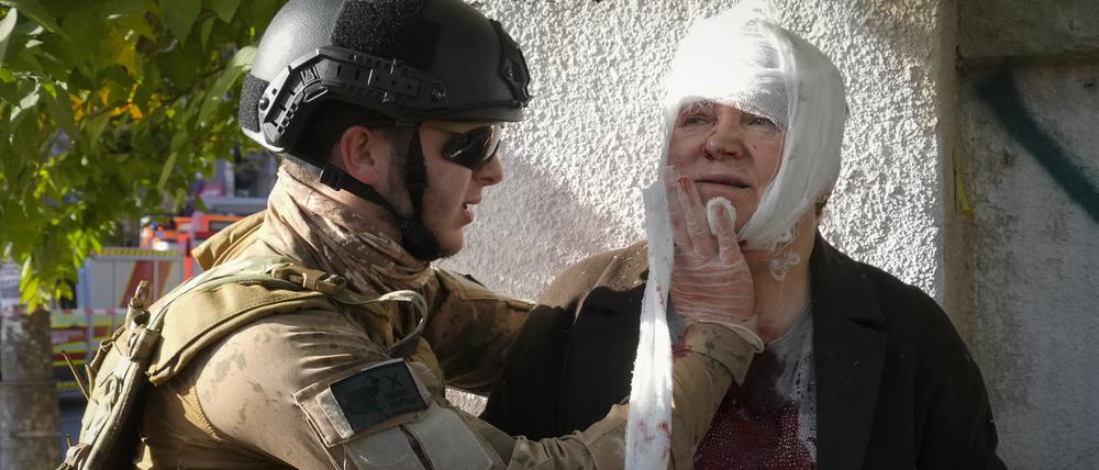 Eine verletzte Frau wird in Kiew medizinisch versorgt. 