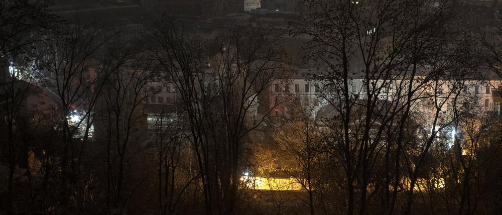 Die Stadt ist während eines Stromausfalls nach einem russischen Raketenangriff unbeleuchtet. 