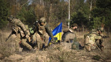 Soldaten der 1. Brigade der ukrainischen Nationalgarde Bureviy (Hurricane) üben während der Gefechtsausbildung auf einem Truppenübungsplatz im Norden der Ukraine.