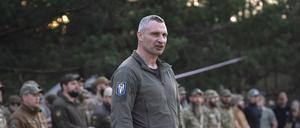 Der Bürgermeister von Kiew, Vitali Klitschko, spricht zu Soldaten der ukrainischen Nationalgarde, 3. Svoboda-Bataillon, Rubezh-Brigade, während der Rotation.