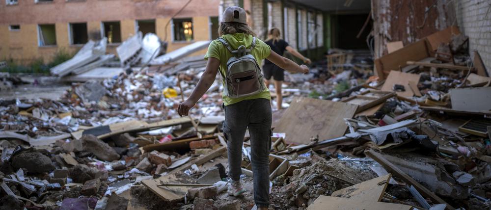Die Schülerin Karina Muzyka geht auf den Trümmern der Tschernihiwer Schule.