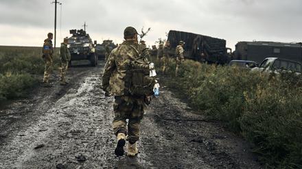 Ukrainische Soldaten stehen auf einer Landstraße in der Region Charkiw.
