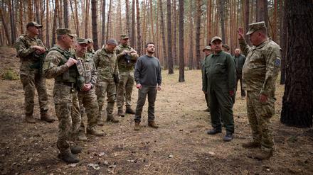 In Frontstellung. Präsident Selenskyj besucht Soldaten Anfang Oktober 2023