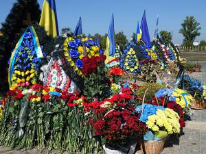 Eine Reihe mit ganz neuen Gräbern getöteter ukrainischer Soldaten auf einem Friedhof der Kleinstadt Boryspil nahe Kiew. 