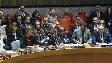 20.02.2024, USA, New York: Linda Thomas-Greenfield (M), Botschafterin der USA bei den Vereinten Nationen, stimmt während einer Sitzung des Sicherheitsrates im Hauptquartier der Vereinten Nationen gegen eine Resolution zum Waffenstillstand im Gazastreifen. Im Weltsicherheitsrat ist ein Resolutionsentwurf mit der Forderung nach einer sofortigen Waffenruhe im Gazastreifen gescheitert.