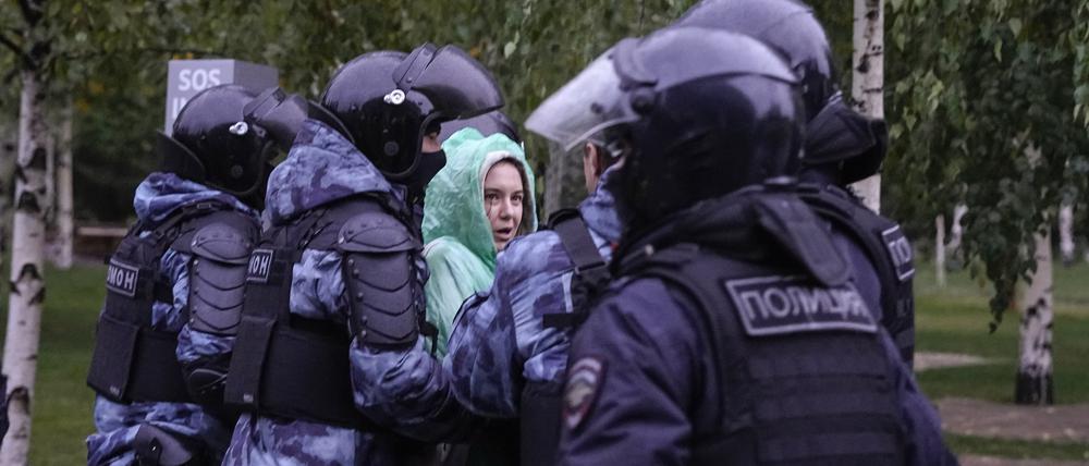 Polizisten halten eine Demonstrantin fest, die gegen die russische Teilmobilisierung protestiert.