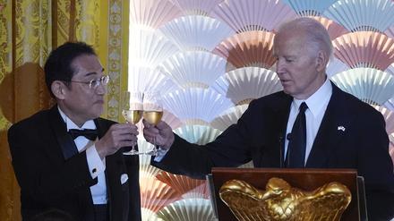 Archivbild: US-Präsident Joe Biden stößt mit Japans Ministerpräsident Fumio Kishida während eines Staatsdinners im Weißen Haus an.
