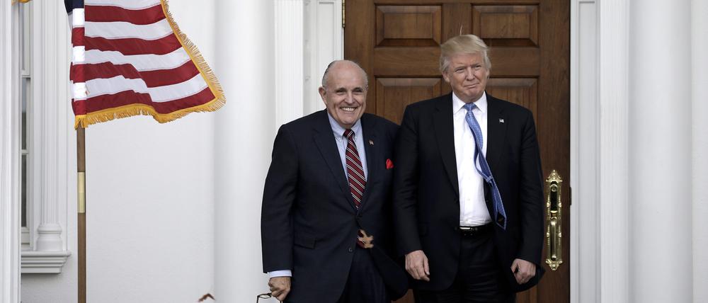 Rudy Giuliani (links) und US-Präsident Donald Trump (rechts) in New Jersey 2016. 