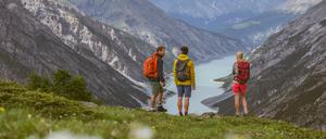 Von der Almwiese haben Wanderer einen Panoramablick auf den Lago di Livigno. 