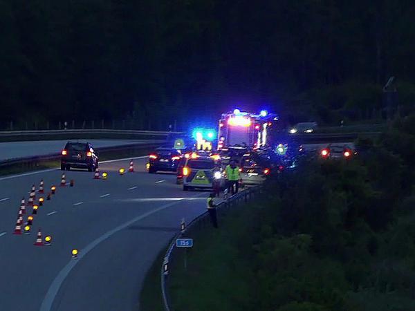 Polizisten sicherten den Tatort auf der Autobahn 9 bei Brück in Brandenburg. 